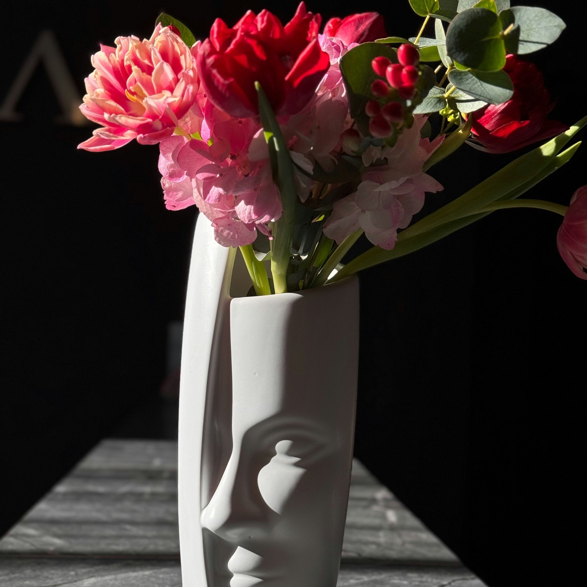 yurii-beresh-face-vase-planter-head-stock_unsplash